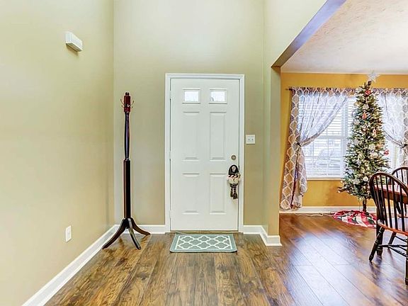 5th image of 40 Broadcrest Dr