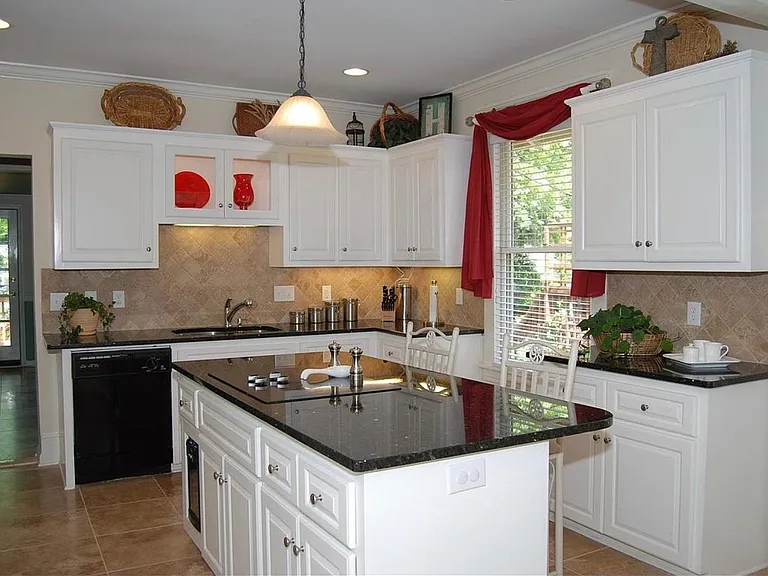 621 Oakland Ave — Photo 5