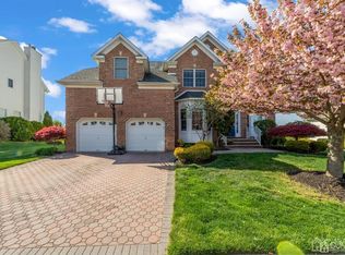 14 Hedgerow Ln, Manalapan, NJ 07726