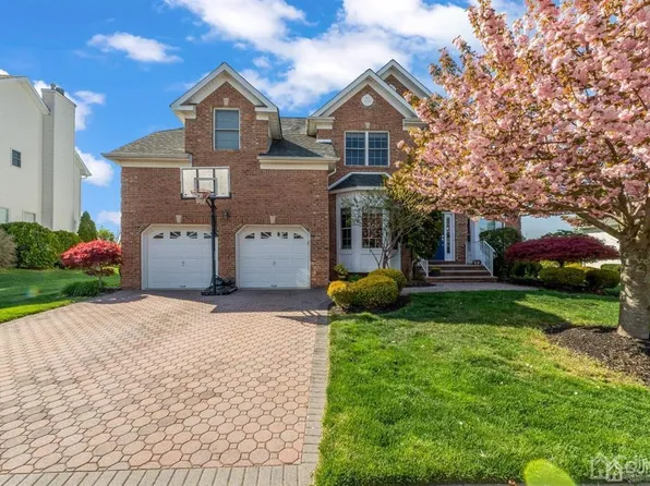 14 Hedgerow Ln, Manalapan, NJ 07726