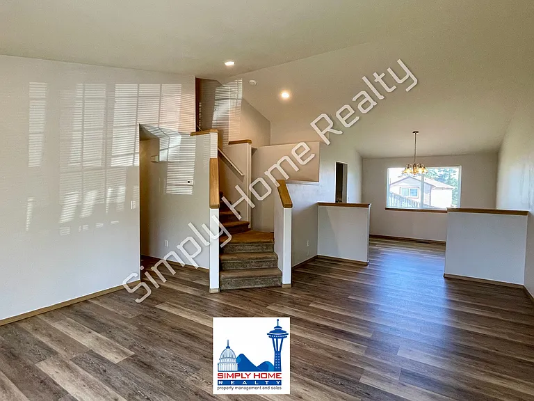 1446 Laredo Dr SE — Photo 6