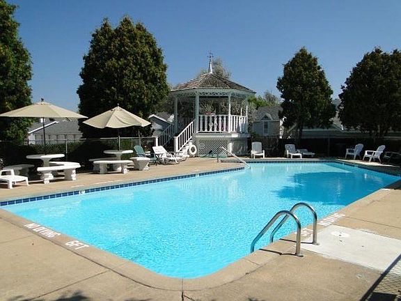 5th image of 300 Foxwood Dr