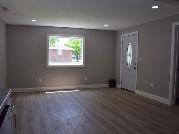4th image of 203 E 11th St