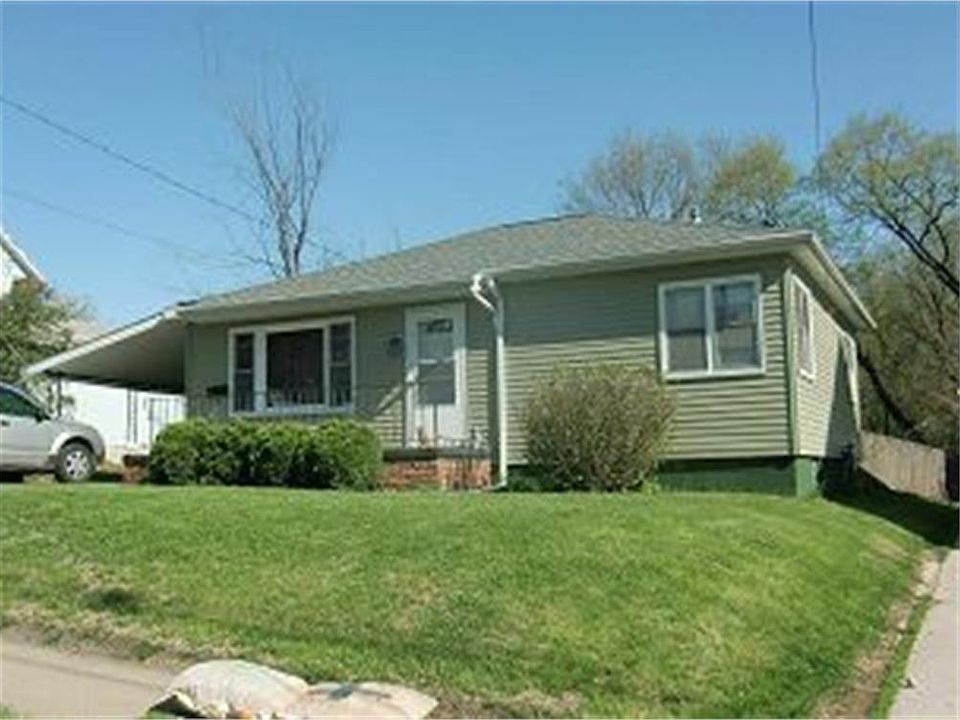 2nd image of 815 Woodlawn Ave