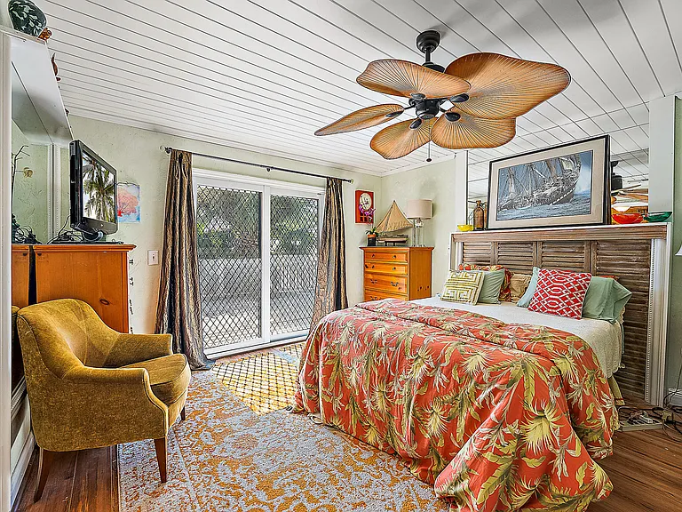12140 SE Indian River Dr N — Photo 38