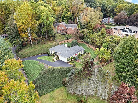 5th image of 749 Woodfield Dr