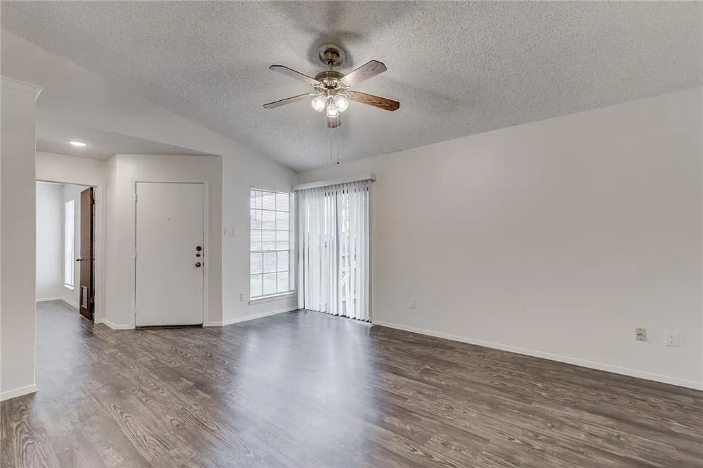 2 bed, 1821 sqft, $1,595 — Photo 2