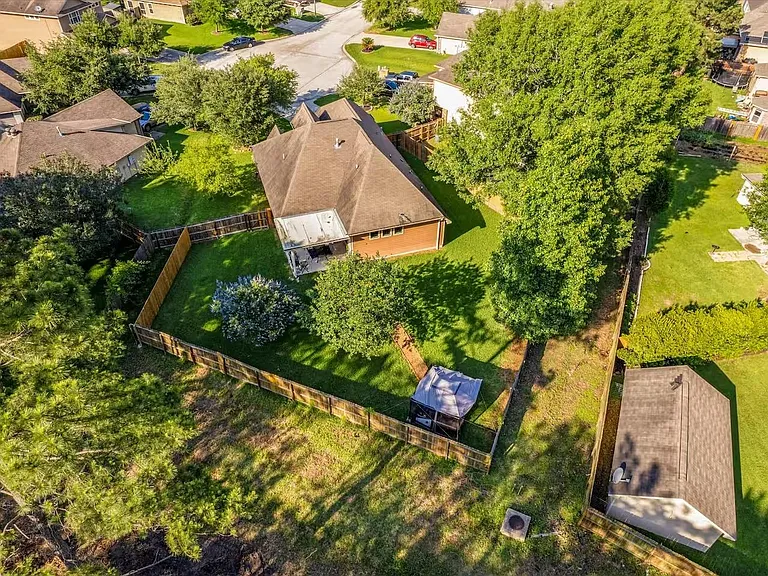 976 Northampton Dr — Photo 36