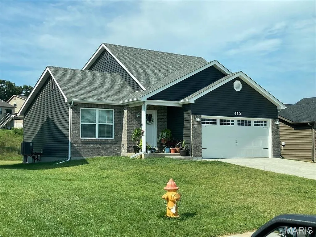 3 bed, 2.5 bath, 1374 sqft, $2,000 — Photo 2