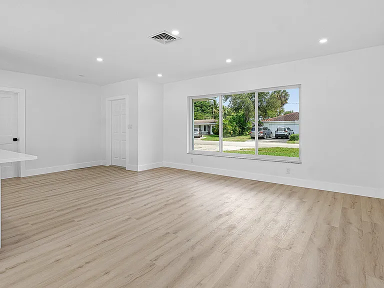 970 SW 7th St — Photo 10