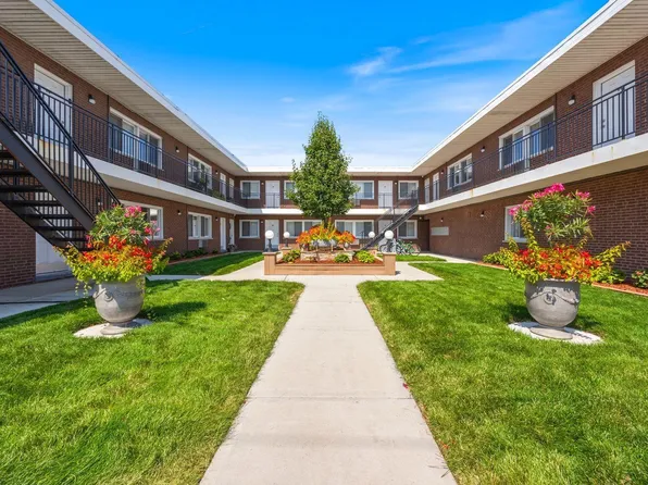 7834 W 95th St APT 1C, Hickory Hills, IL 60457