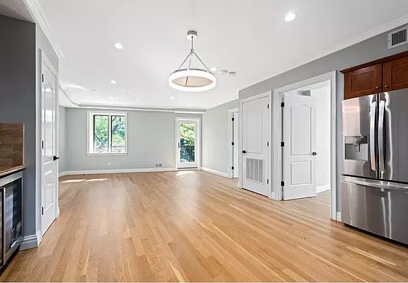 2nd image of 423 Greenwood Ave #3L