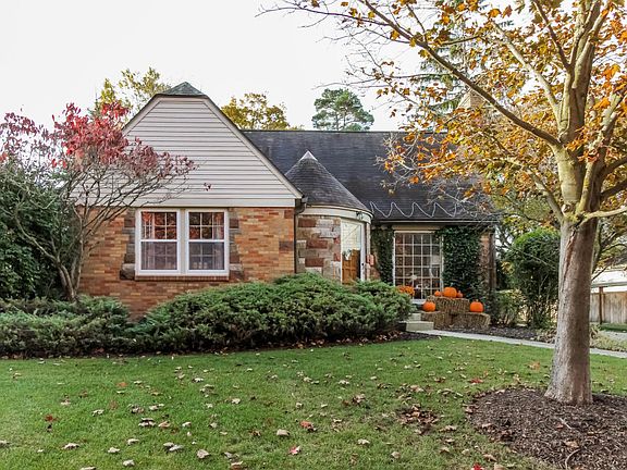 2nd image of 2550 Beechwood Dr SE