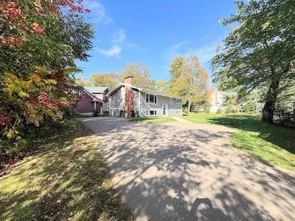 123 Parkside Dr, Charlottetown, PE C1E 1M5