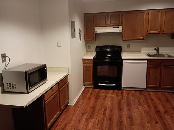 Kitchen area with room for a dining table