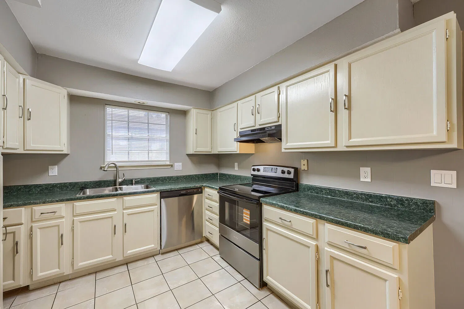 3 bed, 1392 sqft, $1,950 — Photo 3