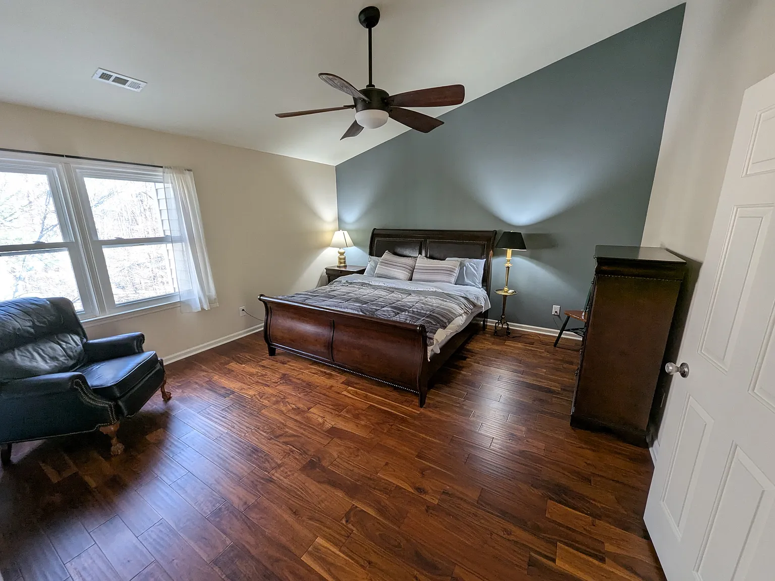 2 bed, 1000 sqft, $1,745 — Photo 2