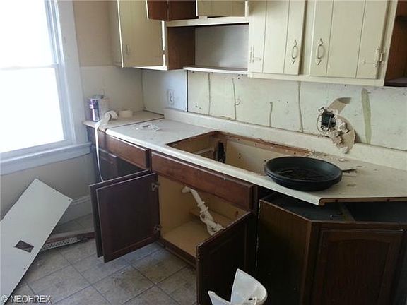 5th image of 10924 Massie Ave