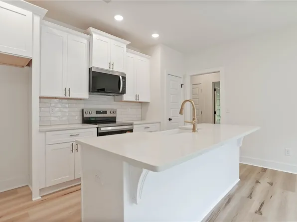 37 Crossing Ct W, Valley, AL 36854