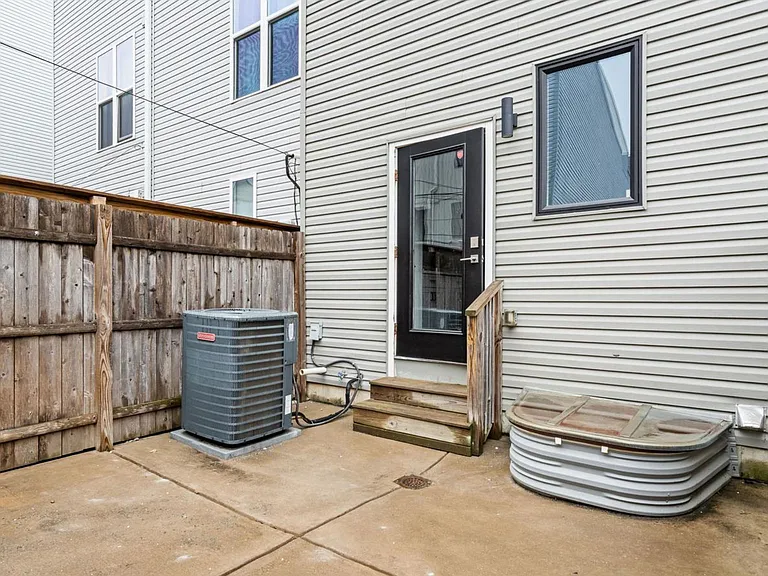 1410 N Marston St — Photo 30