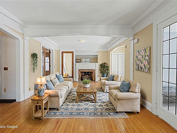 4th image of 210 Culver Rd