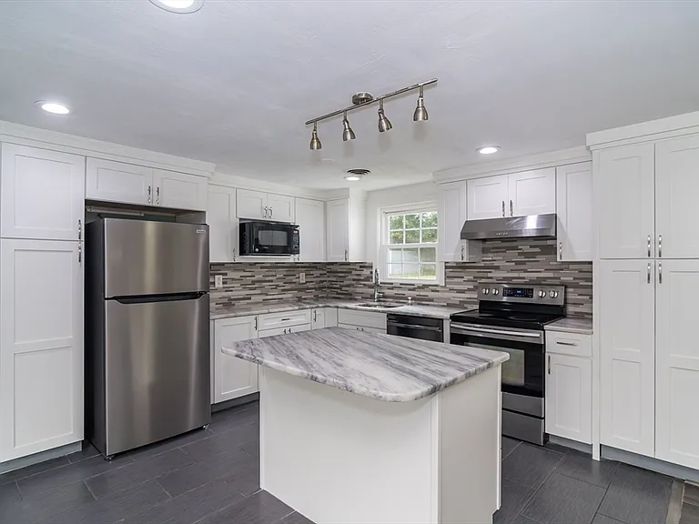 22 Wethersfield Rd — Photo 2