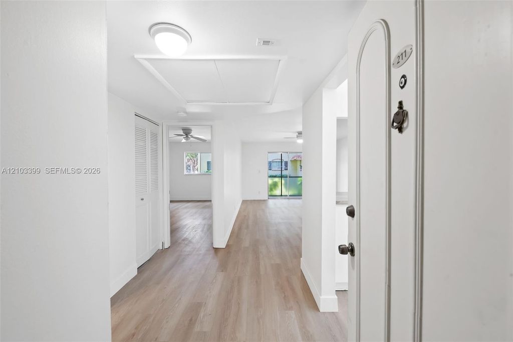 253 S Cypress Rd APT 211, photo 2