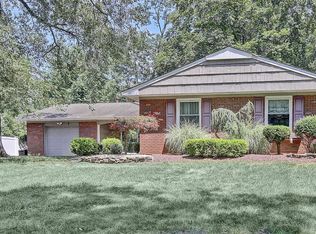 6 Chamber Ln, Manalapan, NJ 07726