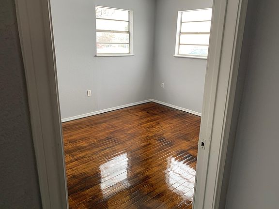 4th image of 2403 W Washington Ave