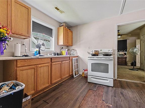 5th image of 437 Fulton St