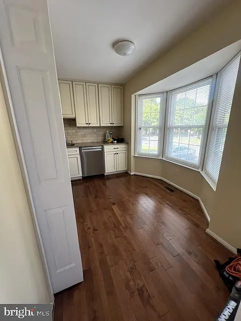 3 bed, 4.0 bath, 2228 sqft, $3,100 — Photo 4