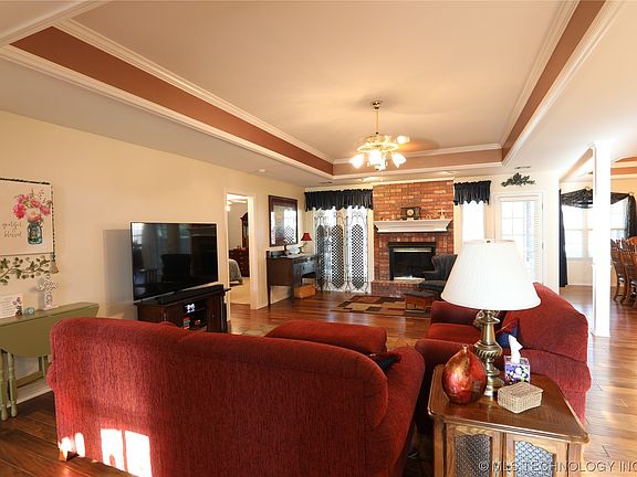 2nd image of 1929 Putnam Dr