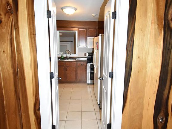 4th image of 131 N Meadow Dr