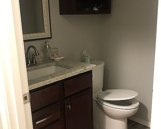Guest Bathroom (1/4)