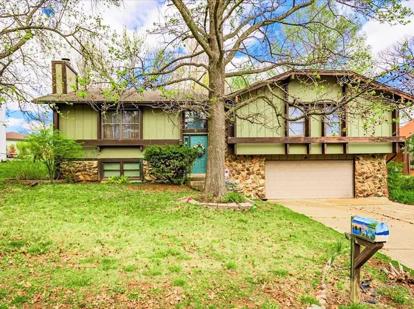 6 Marquette Dr, Lake Saint Louis, MO 63367