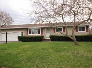 3 Oasis Ln, Rochester, NY 14624