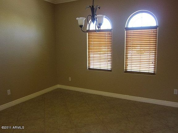 5th image of 909 E Indian Wells Pl