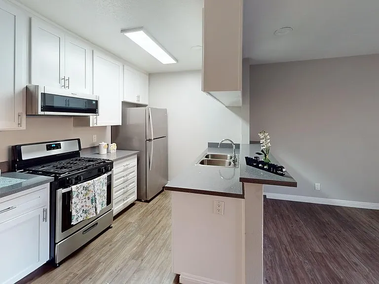 Chateau Emelita Apartments — Photo 9