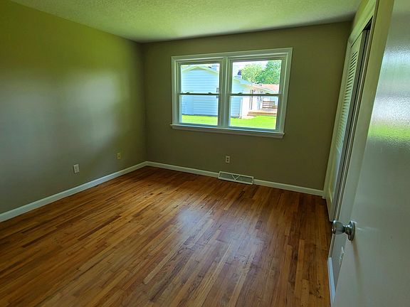 5th image of 4120 Highwood Dr