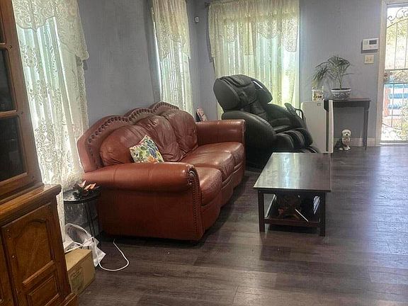 4th image of 210 Harding Ave