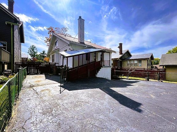 2nd image of 3044 Daytona Ave