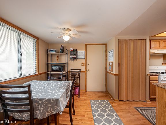 4th image of 29W566 Winchester Cir N Unit 2