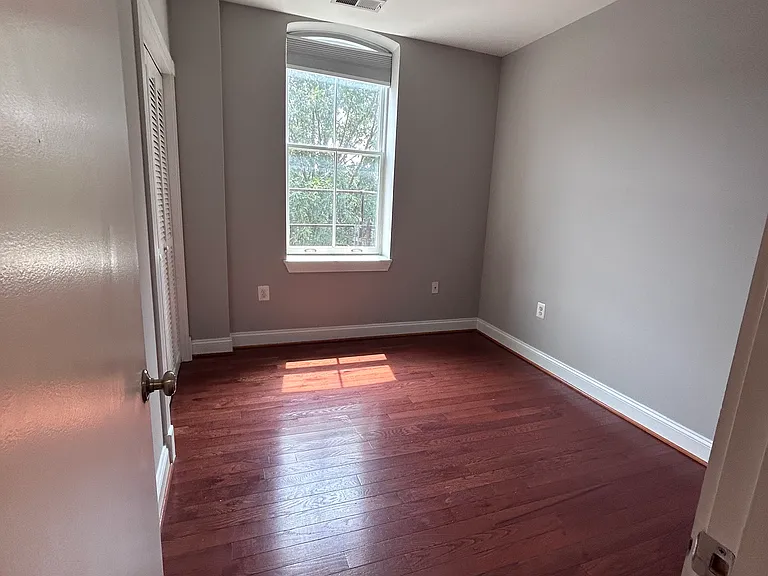 Middle bedroom from door