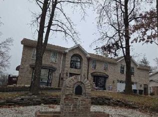 332 Ries Bend Rd, Ballwin, MO 63021