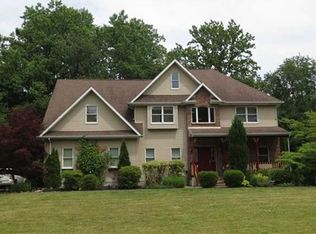 8 Matthew Dr, Chestnut Ridge, NY 10977