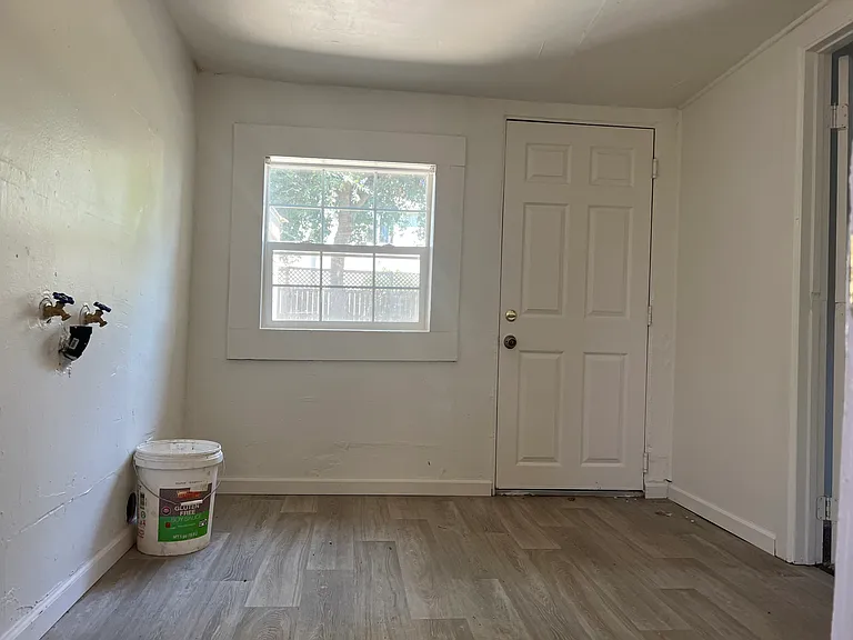 2024 Willow Ave — Photo 4