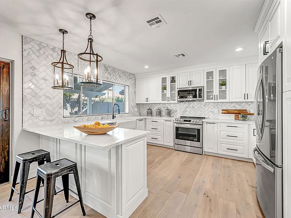 4th image of 1406 E Bayview Dr