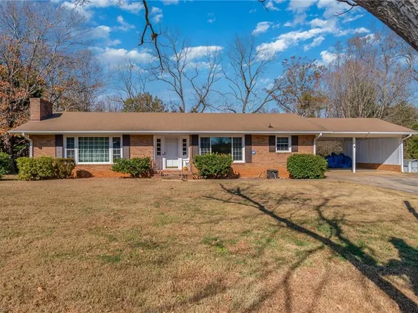 1304 Lake Hills Dr, Yadkinville, NC 27055