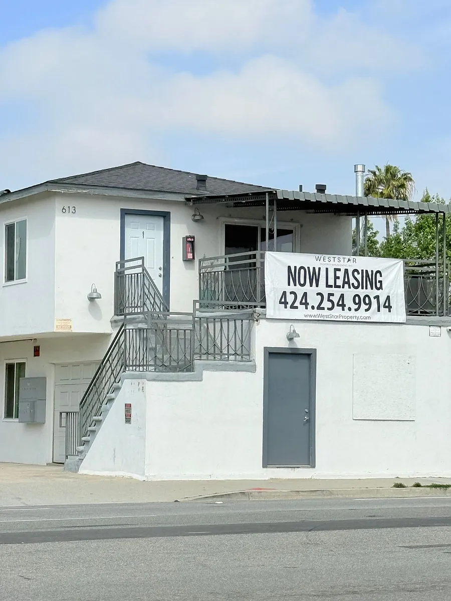 Building Photo - 613 S Prairie Avenue