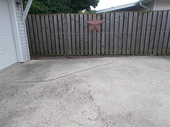 4th image of 748 Robinson St